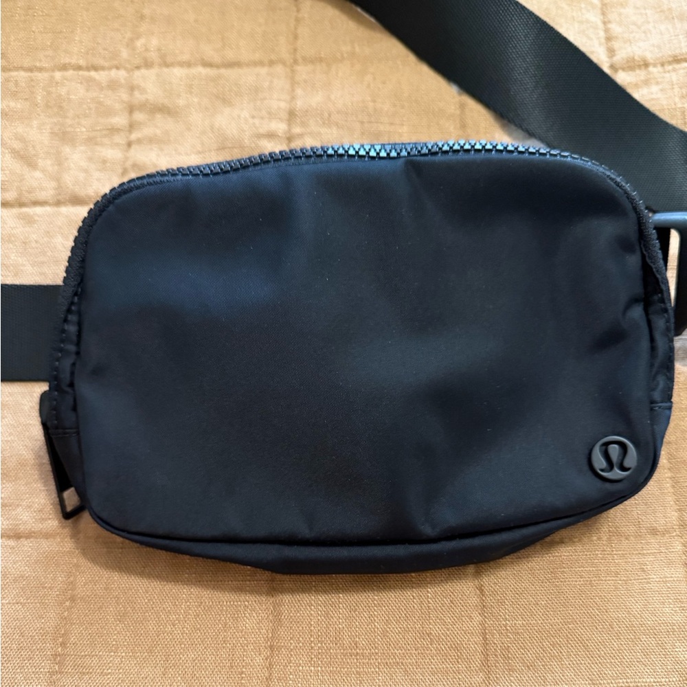 Lululemon everywhere belt bag black